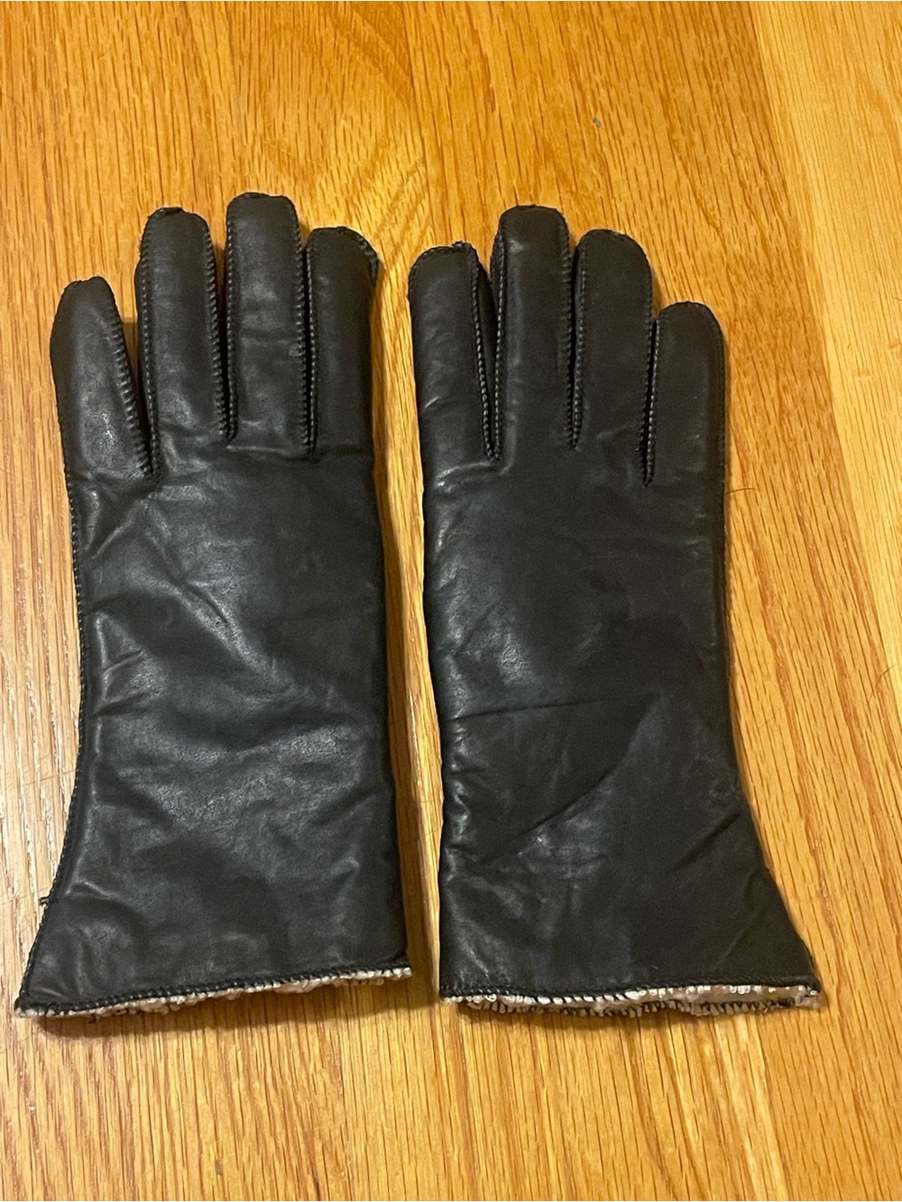 Women’s Sherpa lined Black Leather Gloves - Classic Winter Accessory